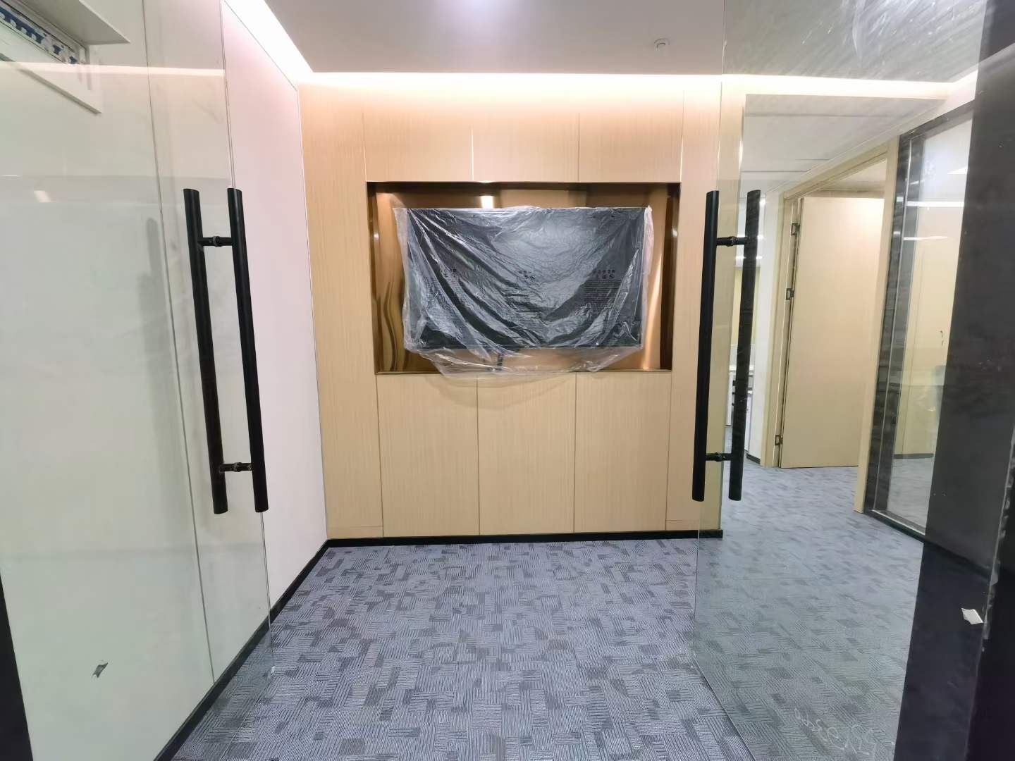 仙霞路出租对的万都中心156平带装修家居